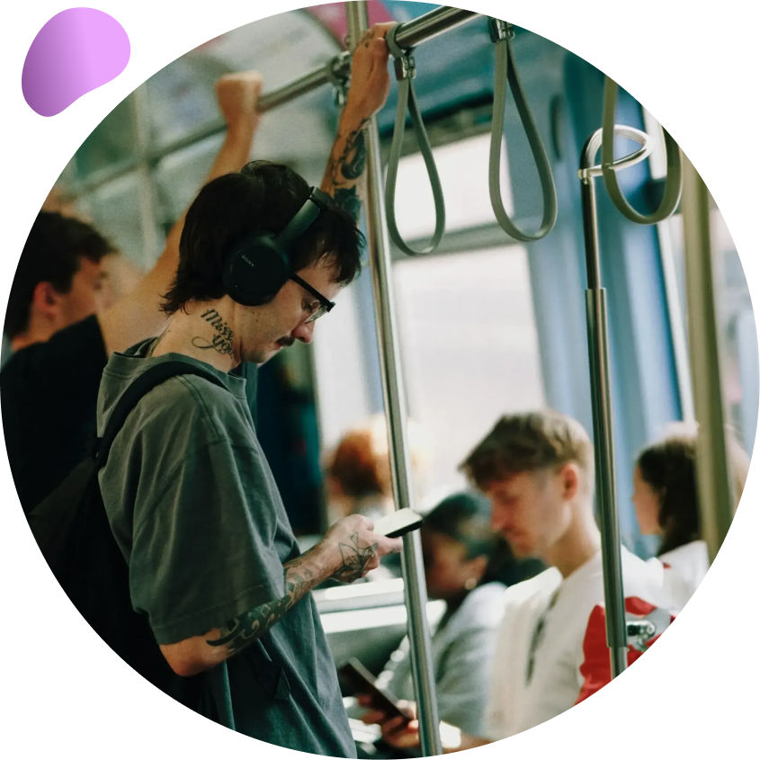 Persona consultando Medy desde el transporte publico
