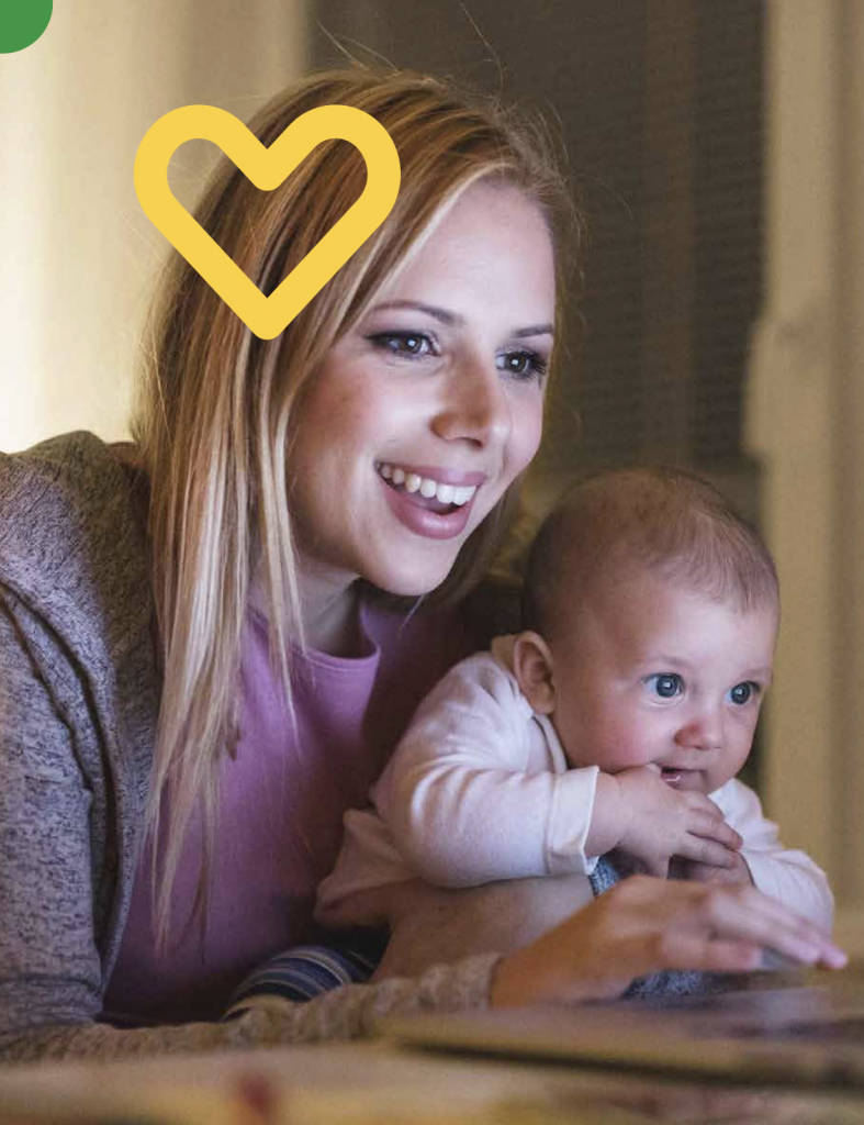 Madre sonriendo con bebé de meses