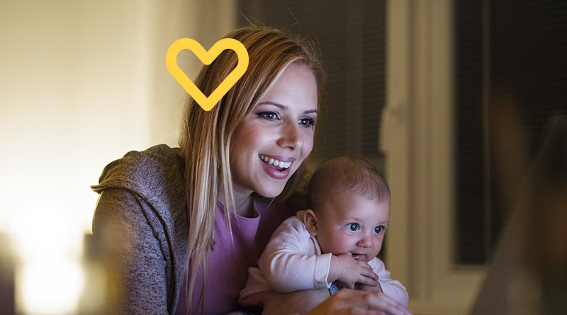 Madre sonriendo con bebé de meses