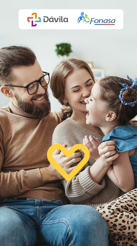 seguro alto costo clínica dávila - padre con lentes, barba con esposa e hija en vertical