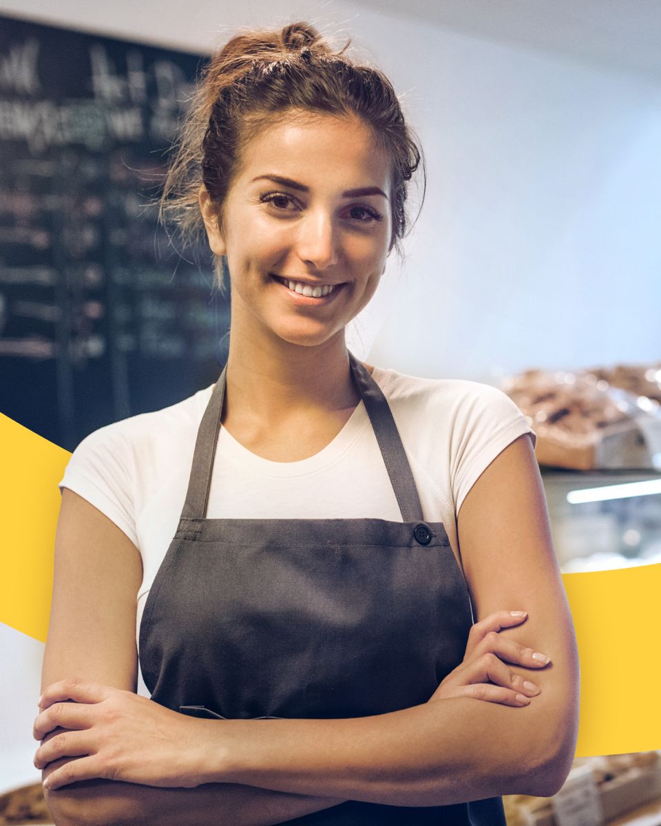 Mujer sonriendo y cruzando brazos