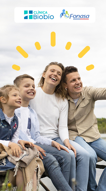 Seguro alto costo biobío - familia sonriendo